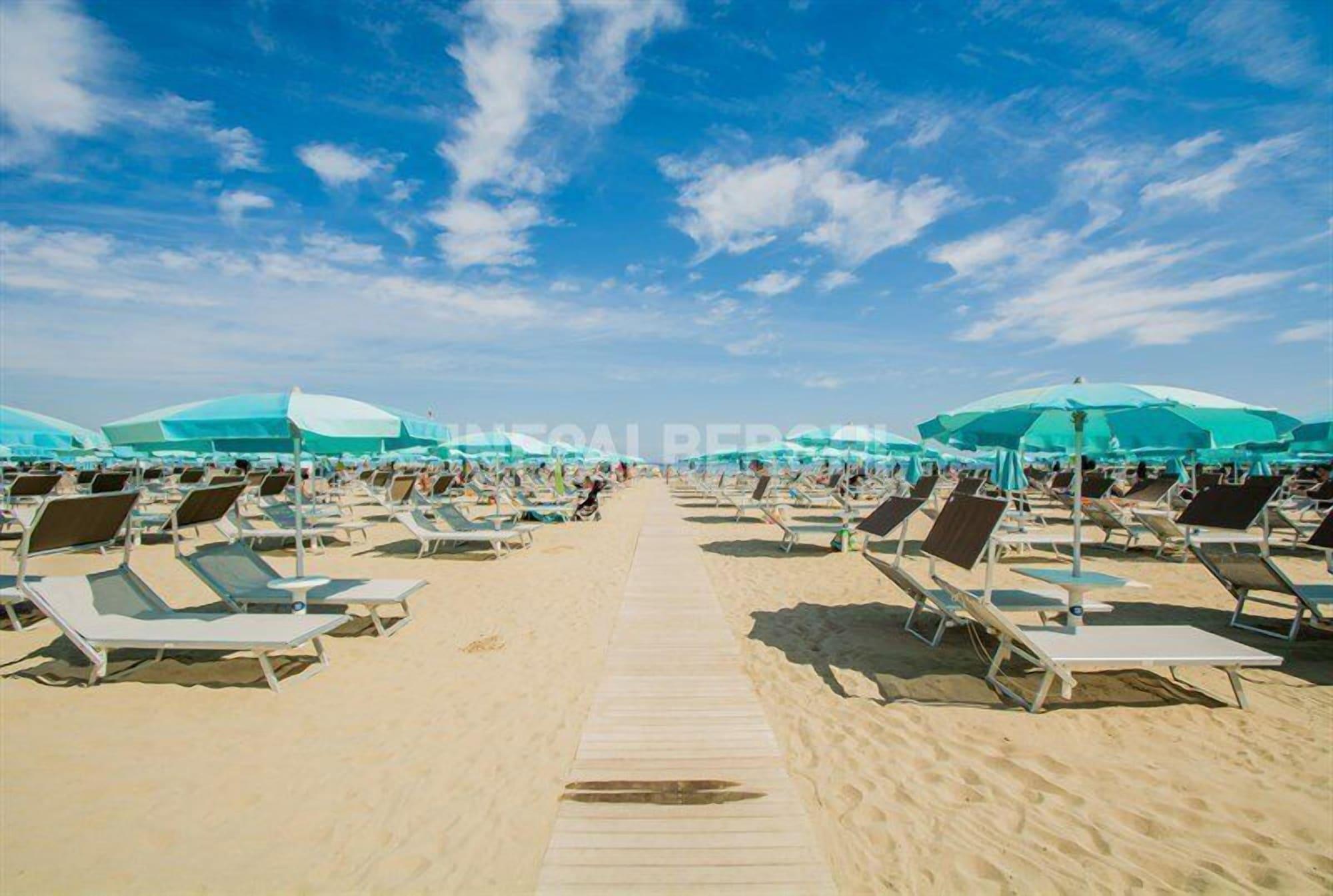 Hotel River Fronte Mare Con Piscina Rimini Exterior photo