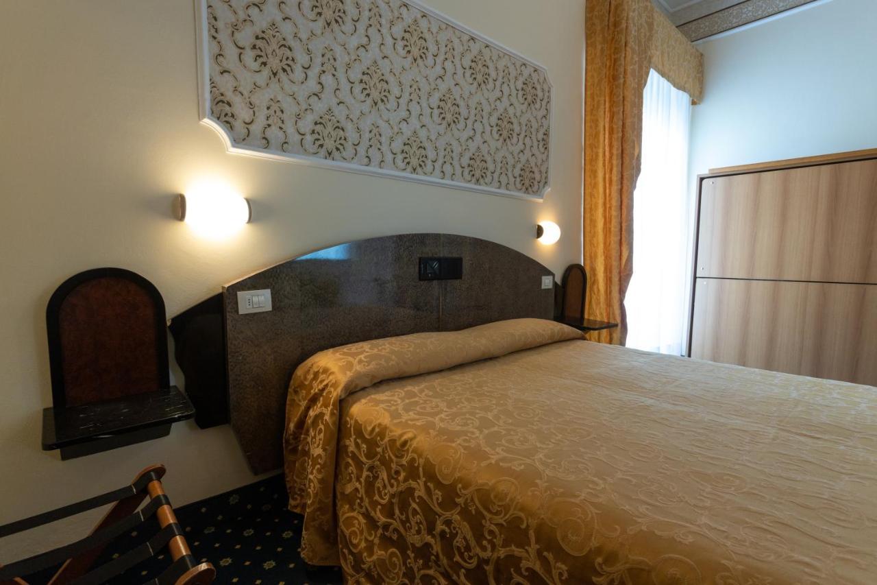 Hotel River Fronte Mare Con Piscina Rimini Exterior photo