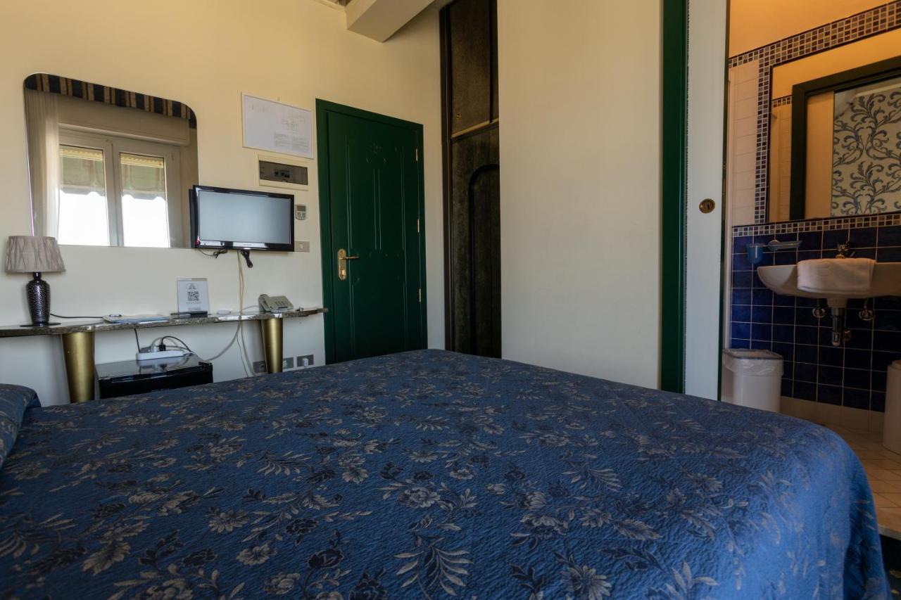 Hotel River Fronte Mare Con Piscina Rimini Exterior photo