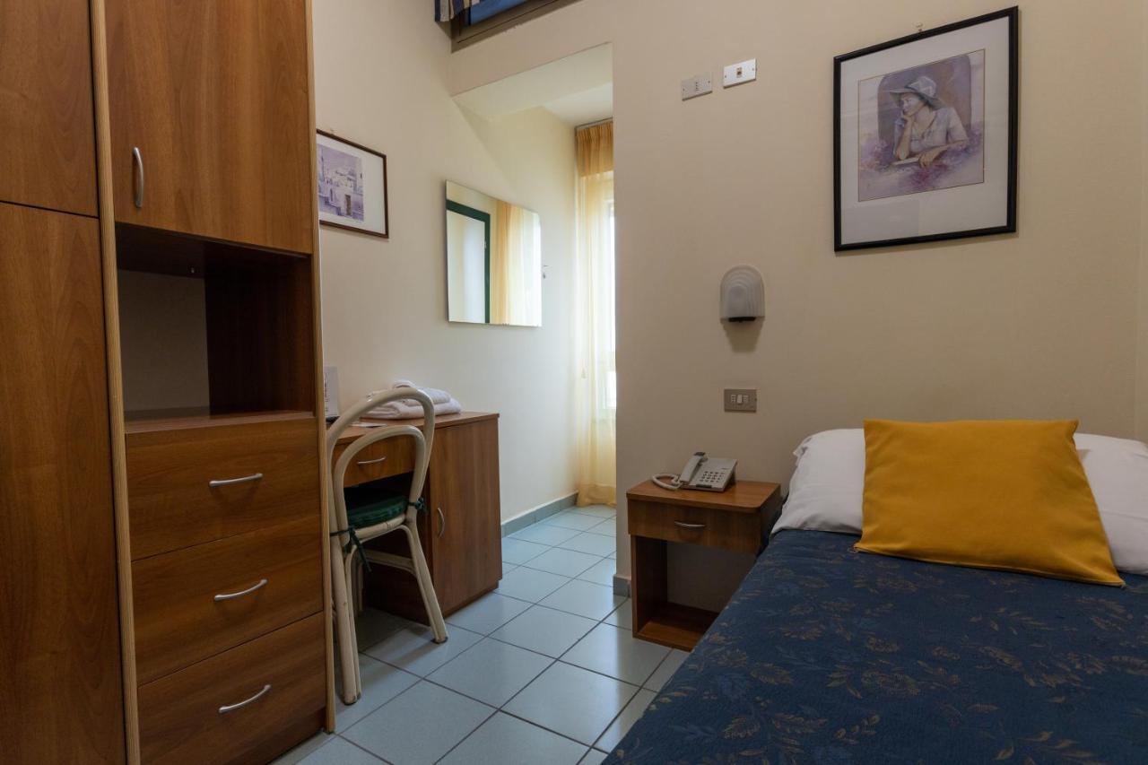 Hotel River Fronte Mare Con Piscina Rimini Exterior photo