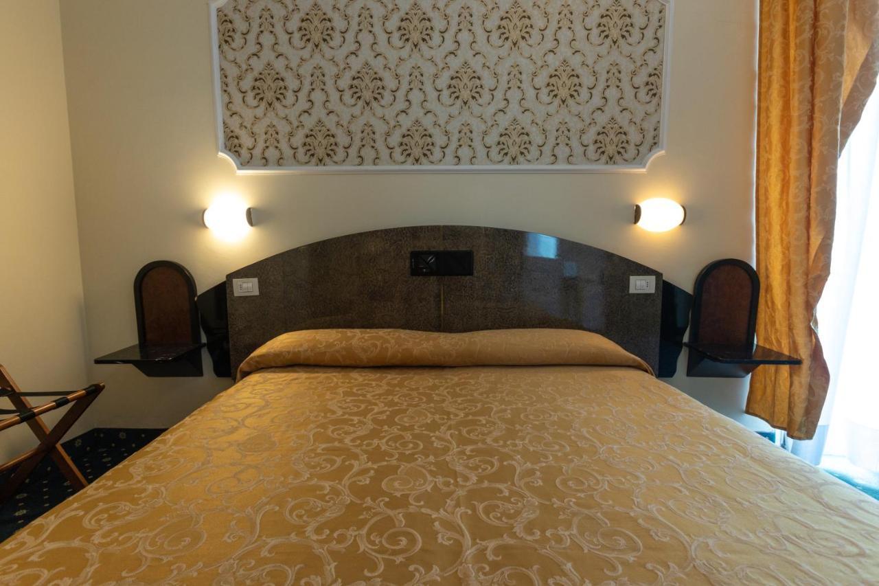 Hotel River Fronte Mare Con Piscina Rimini Exterior photo