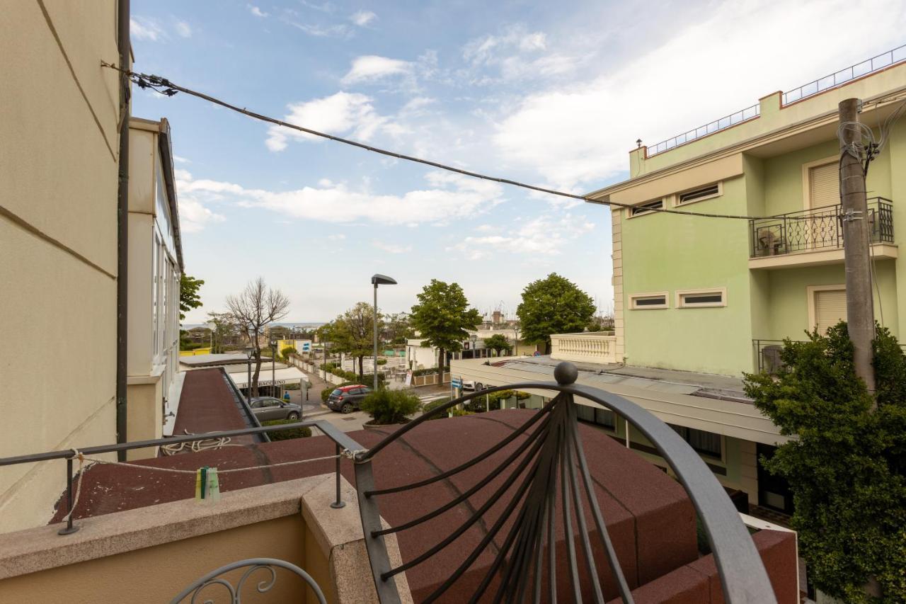 Hotel River Fronte Mare Con Piscina Rimini Exterior photo
