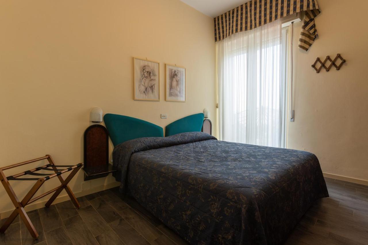 Hotel River Fronte Mare Con Piscina Rimini Exterior photo