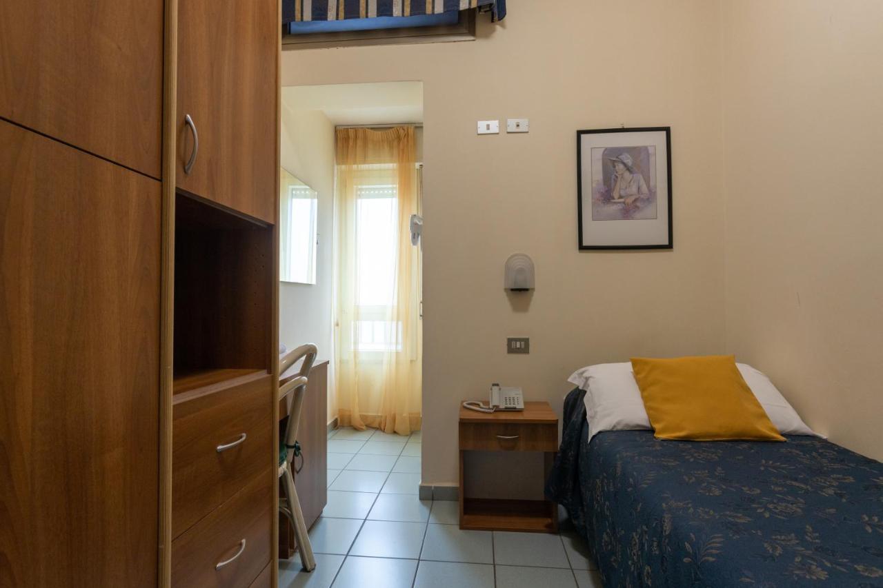 Hotel River Fronte Mare Con Piscina Rimini Exterior photo