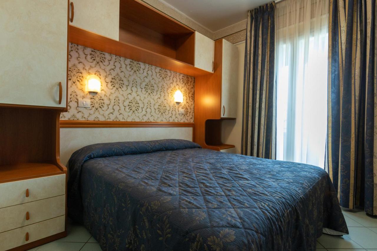 Hotel River Fronte Mare Con Piscina Rimini Exterior photo