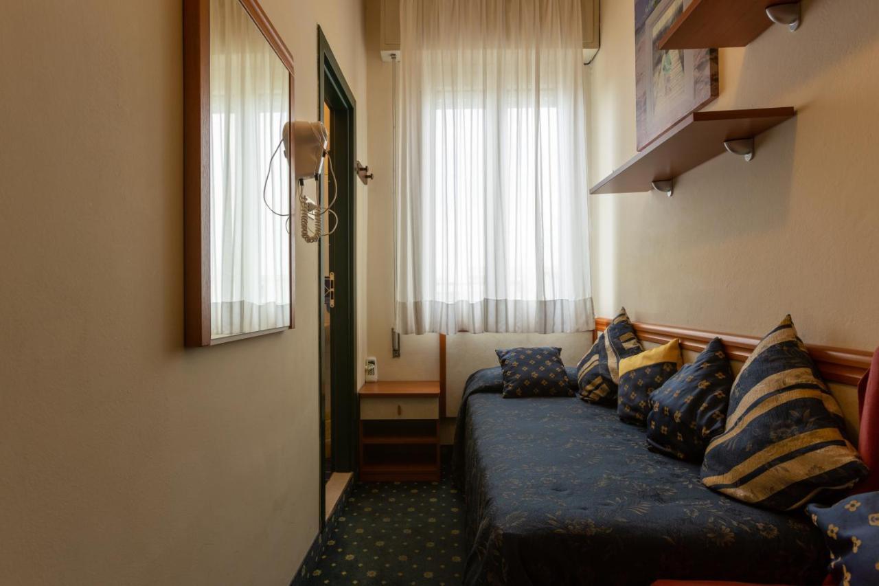 Hotel River Fronte Mare Con Piscina Rimini Exterior photo
