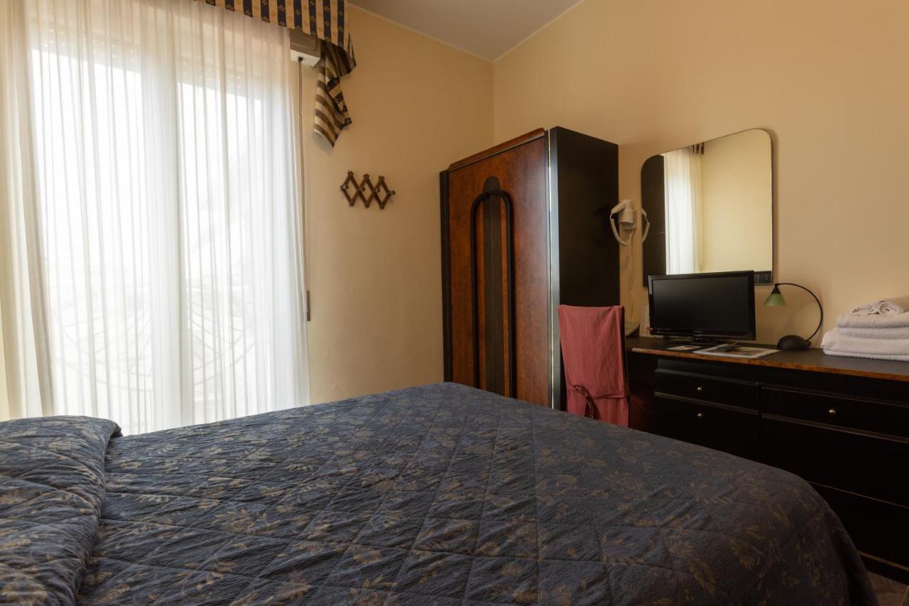 Hotel River Fronte Mare Con Piscina Rimini Exterior photo