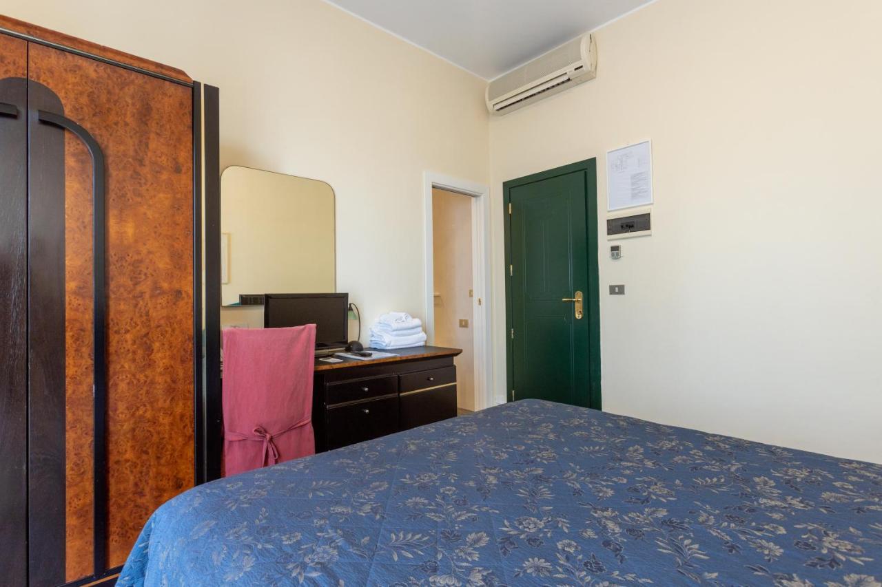 Hotel River Fronte Mare Con Piscina Rimini Exterior photo