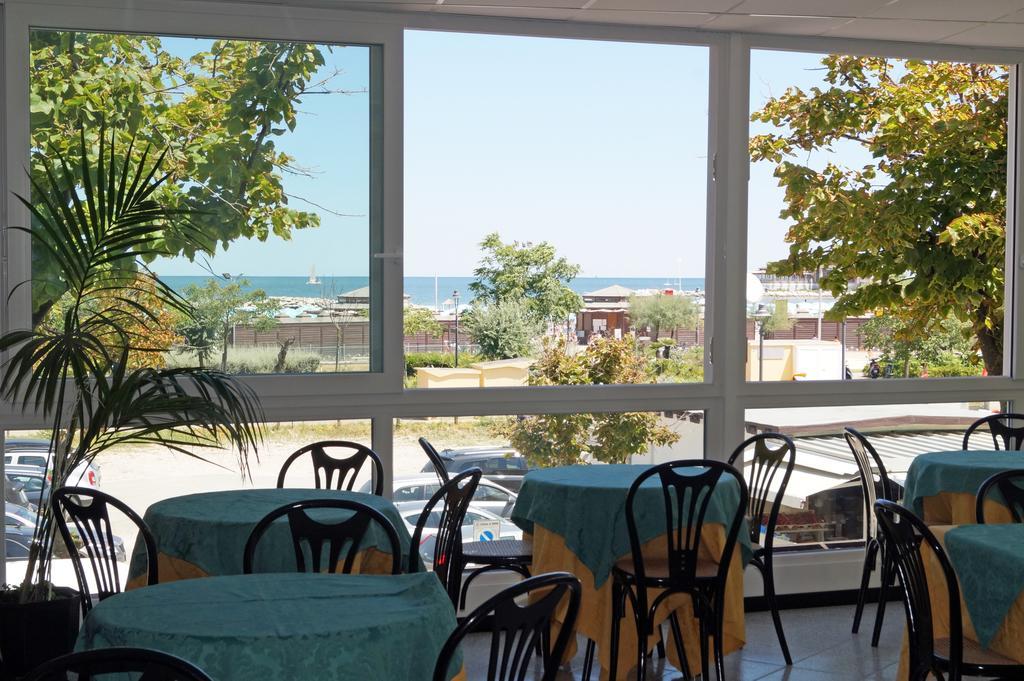 Hotel River Fronte Mare Con Piscina Rimini Exterior photo